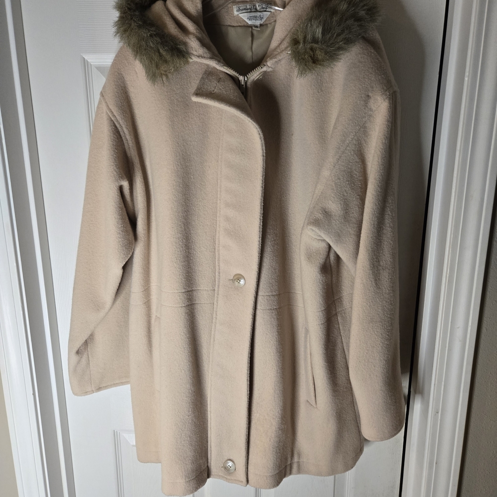 Chic Cream Coat with Faux Fur Trim On Hood